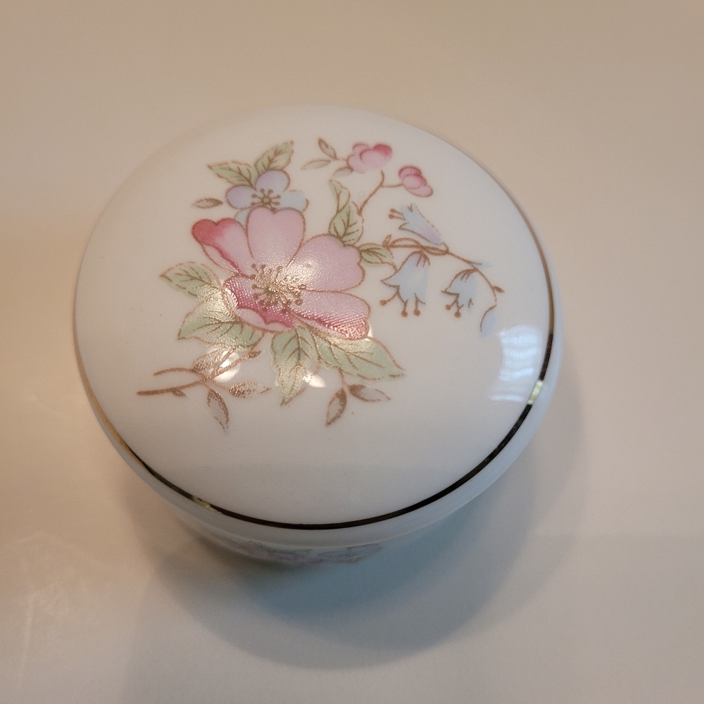 Vintage Lefton Porcelain Trinket Box.